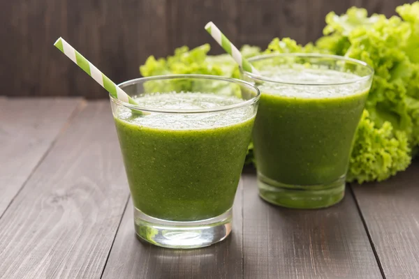 Gesundes grünes Gemüse und grüner Obst-Smoothie auf rustikalem Holz — Stockfoto