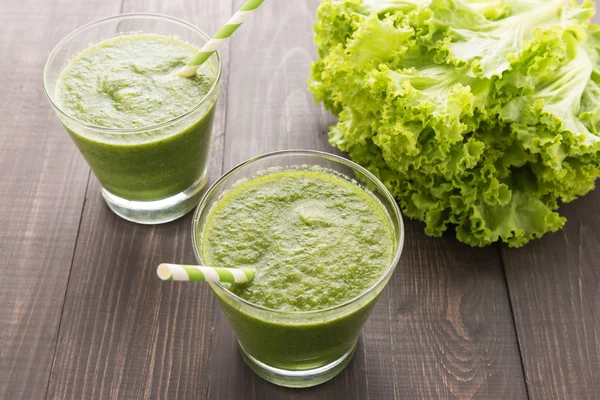 Gesundes grünes Gemüse und grüner Obst-Smoothie auf rustikalem Holz — Stockfoto