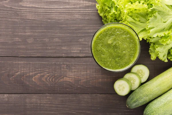 Gesundes grünes Gemüse Smoothie auf rustikalem Holztisch — Stockfoto