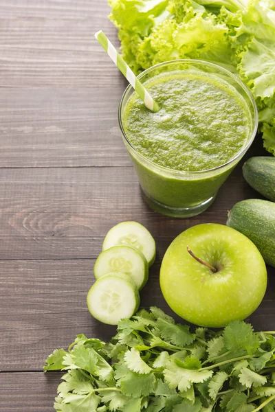 Υγιή πράσινα λαχανικά και πράσινα φρούτα smoothie στο ρουστίκ ξύλο — Φωτογραφία Αρχείου
