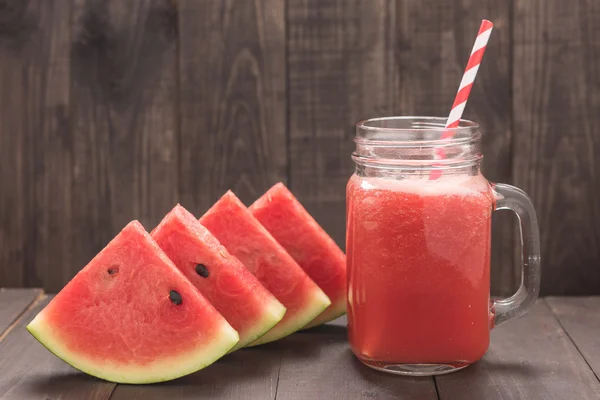 Friska vattenmelon smoothie på ett bord av trä — Stockfoto