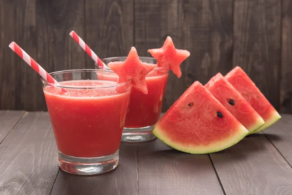 Gezonde watermeloen smoothie op een houten tafel — Stockfoto