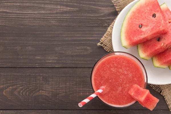 Gezonde watermeloen smoothie op een houten tafel — Stockfoto