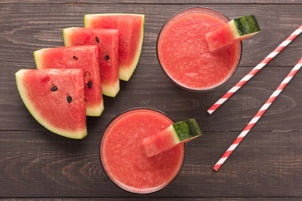 Batido de sandía saludable en una mesa de madera —  Fotos de Stock