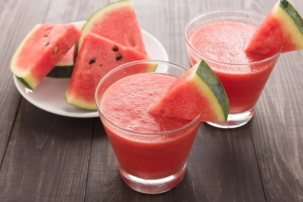 Batido de sandía saludable en una mesa de madera —  Fotos de Stock