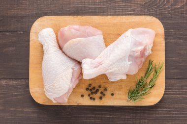 Çiğ tavuk drumsticks ahşap arka plan üzerinde kesme tahtası üzerinde