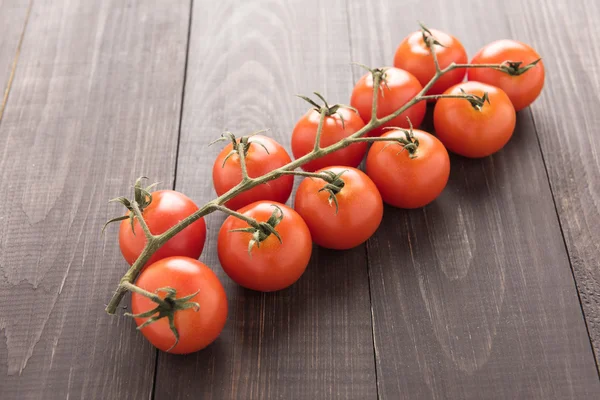 Tomates cereja frescos na mesa de madeira — Fotografia de Stock