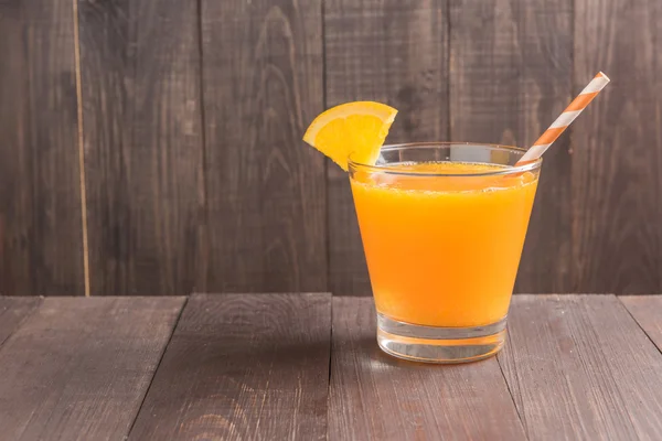 Glass of fresh orange juice on wooden table — Stock Photo, Image