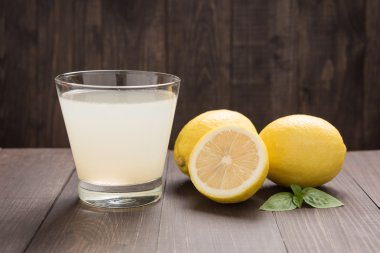 ahşap masa üzerinde taze dilim limon limonata