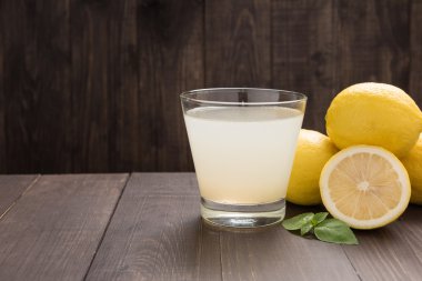 ahşap masa üzerinde taze dilim limon limonata