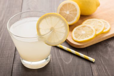 ahşap masa üzerinde taze dilim limon limonata