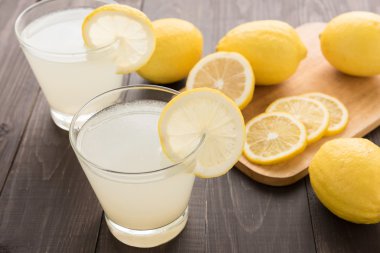 ahşap masa üzerinde taze dilim limon limonata