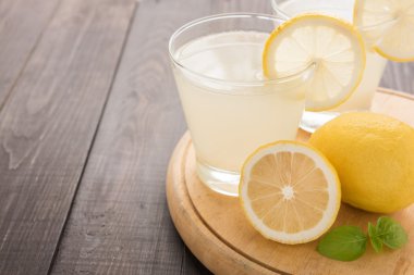 ahşap masa üzerinde taze dilim limon limonata