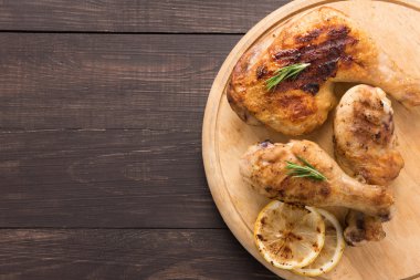 Izgara tavuk lag ve ahşap arka plan üzerinde tavuk baget