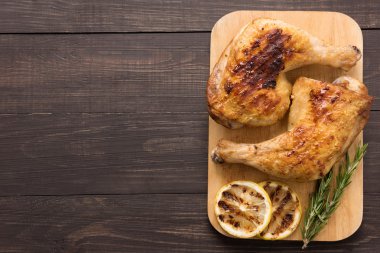 Izgara tavuk lag ve biberiye ahşap arka plan üzerinde