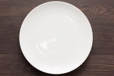 Beyaz ahşap arka plan üzerinde yemek. Üstten Görünüm