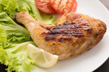 Izgara tavuk lag ve beyaz yemek üzerinde sebze