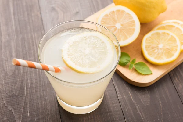 Limonada con limón fresco rebanada en la mesa de madera —  Fotos de Stock