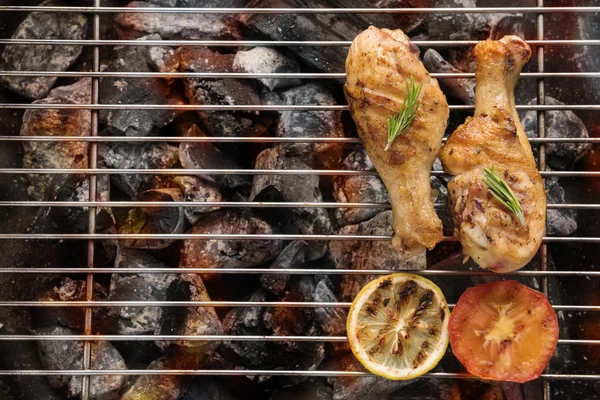 Gegrilde kip drumstick over vlammen op een barbecue — Stockfoto