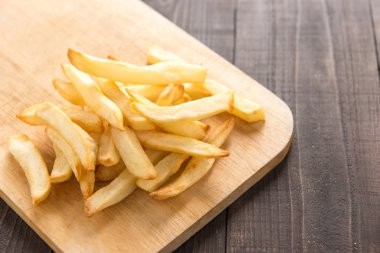Patates kızartması kesme tahtası üzerinde ahşap masa üzerinde