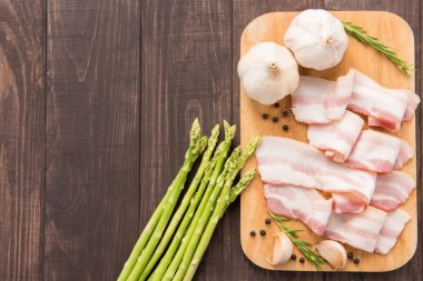 Pastırma dilimlerini ahşap bir masa üzerinde füme. Üstten Görünüm