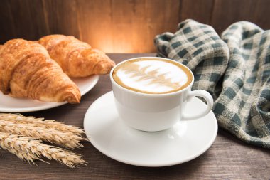 Kahvaltı kahve ve kruvasan ahşap tablo