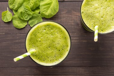 Rustik ahşap arka plan üzerinde apple ile sağlıklı yeşil smoothie