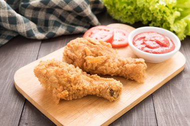 kızarmış tavuk baget ve sebze ahşap arka plan üzerinde