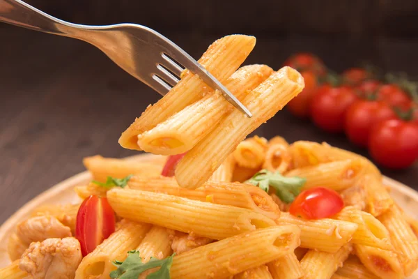 Penne de pasta con salsa de tomate, comida italiana . — Foto de Stock