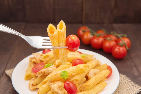 Penne de pasta con salsa de tomate, comida italiana . — Foto de Stock
