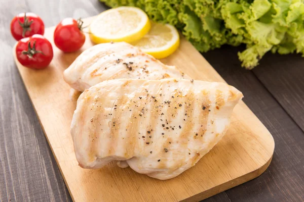 Gemarineerde gegrilde kip borsten op de houten tafel — Stockfoto