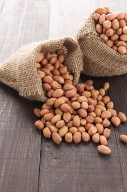 Ahşap masa üzerinde torbalarda fıstık