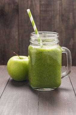 Sağlıklı yeşil sebze ve yeşil meyve yüzlü rustik ahşap üzerine