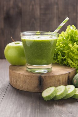 Sağlıklı yeşil sebze ve yeşil meyve yüzlü rustik ahşap üzerine