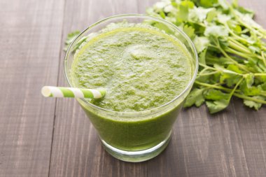 Rustik ahşap masa üzerinde sağlıklı yeşil sebzeler güler yüzlü