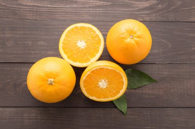 Ahşap arka plan üzerinde taze organik portakal meyveler