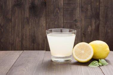 ahşap masa üzerinde taze dilim limon limonata