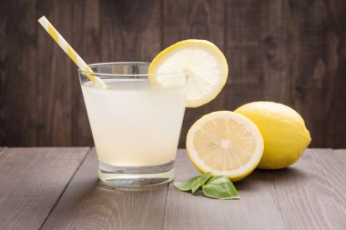ahşap masa üzerinde taze dilim limon limonata