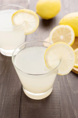ahşap masa üzerinde taze dilim limon limonata