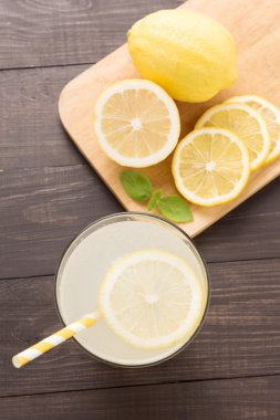 ahşap arka plan üzerinde taze dilim limon limonata