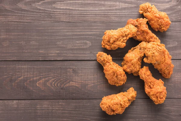 Gebratenes Hühnchen Drumstick auf dem hölzernen Hintergrund — Stockfoto