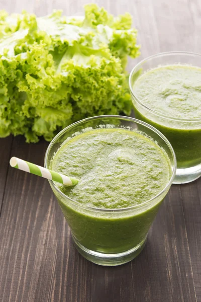 Gesundes grünes Gemüse Smoothie auf rustikalem Holztisch — Stockfoto