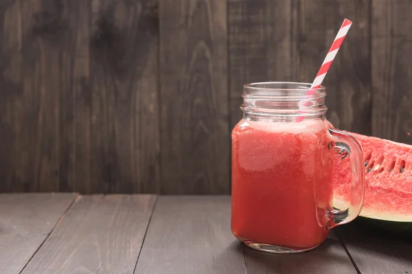 Gezonde groente. Glas rode tomatensap op houten tafel — Stockfoto