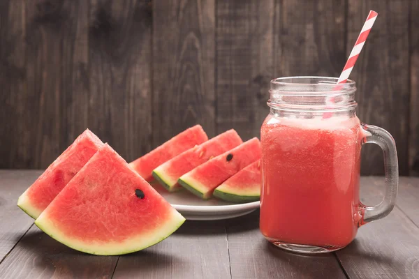 Gezonde groente. Glas rode tomatensap op houten tafel — Stockfoto