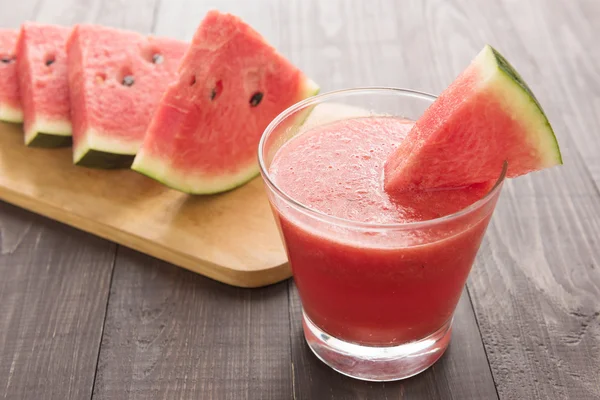 Batido de sandía saludable en una mesa de madera —  Fotos de Stock