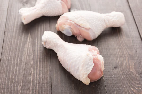 Rohe Hühnertrommeln auf dem Holztisch — Stockfoto