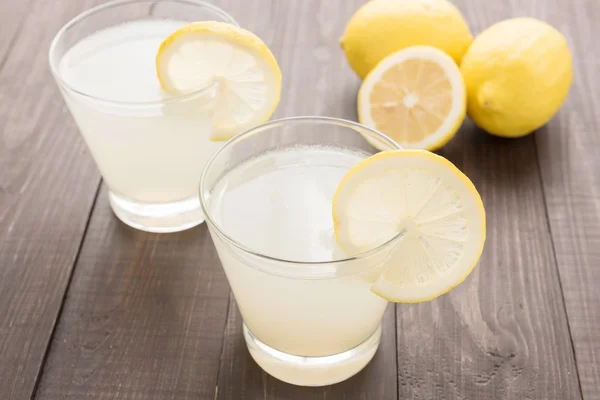 Limonada con limón fresco rebanada en la mesa de madera —  Fotos de Stock