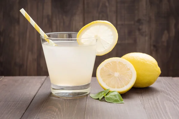 Lemonad med färsk skiva citron på träbord — Stockfoto