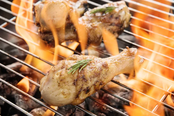 Bâtonnets de poulet grillant sur les flammes sur un barbecue — Photo