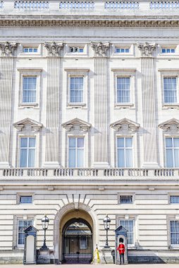 İngiliz Kraliyet muhafızları Buckingham Sarayı girişinde koru